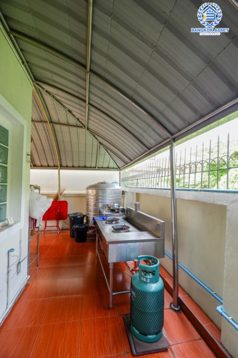 *****บ้านเดี่ยวมือสอง ม.อาภา1 ราชพฤกษ์ เนื้อที่ 53.1 ตร.ว. ฟังก์ชัน 3 ห้องนอน 3 ห้องน้ำ 2 ที่จอดรถ พื้นที่ใช้สอย 190 ตร.ม. การเดินทางสะดวก เชื่อมต่อถนนราชพฤกษ์, ถนนจรัญสนิทวงศ์, วงเวียนพระราม5 ใกล้รถไฟฟ้าสายสีแดง "สถานีตลิ่งชัน" และจุดขึ้นทางด่วน "ศรีรัช"